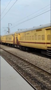 Delhi, Hindistan, 02 Kasım 2024 - Anand Vihar tren istasyonundan kalkan Hint ekspresi sabah saatlerinde, Delhi tren istasyonunda Renkli Ekspres tren