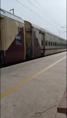 Delhi, Hindistan, 02 Kasım 2024 - Anand Vihar tren istasyonundan kalkan Hint ekspresi sabah saatlerinde, Delhi tren istasyonunda Renkli Ekspres tren