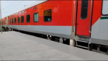Delhi, Hindistan, 02 Kasım 2024 - Anand Vihar tren istasyonundan kalkan Hint ekspresi sabah saatlerinde, Delhi tren istasyonunda Renkli Ekspres tren