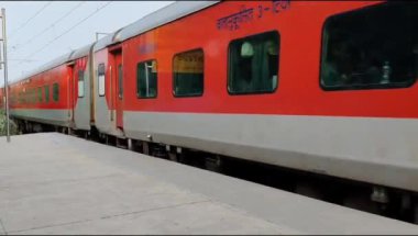Delhi, Hindistan, 02 Kasım 2024 - Anand Vihar tren istasyonundan kalkan Hint ekspresi sabah saatlerinde, Delhi tren istasyonunda Renkli Ekspres tren