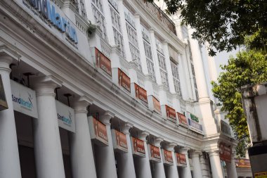 Delhi, Hindistan, Kasım 03: 2024 - Yeni Delhi 'nin merkezinde ofis, banka ve alışveriş merkezi olarak bilinen ünlü iş bölgesi Connaught Place. İngiliz tarzı mimari CP