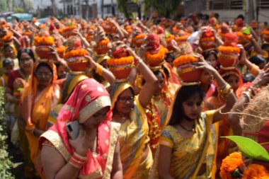 Yeni Delhi, Hindistan 25 Temmuz 2024 - Jagannath Tapınağı sırasında Kalaşlı kadınlar Mangal Kalash Yatra, Hintli Hintli dindarlar üzerinde hindistancevizi olan toprak kapları taşıyorlar