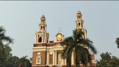 Connaught Place, Delhi, Hindistan 'daki Sacred Heart Katedrali. Orta Delhi' deki Katedral Kilisesi 'nin dışındaki güzel mimari manzara.