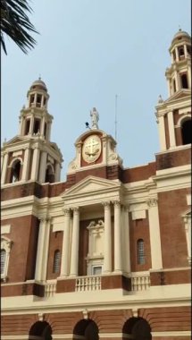 Connaught Place, Delhi, Hindistan 'daki Sacred Heart Katedrali. Orta Delhi' deki Katedral Kilisesi 'nin dışındaki güzel mimari manzara.