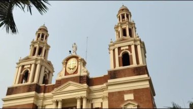 Connaught Place, Delhi, Hindistan 'daki Sacred Heart Katedrali. Orta Delhi' deki Katedral Kilisesi 'nin dışındaki güzel mimari manzara.