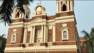 Connaught Place, Delhi, Hindistan 'daki Sacred Heart Katedrali. Orta Delhi' deki Katedral Kilisesi 'nin dışındaki güzel mimari manzara.