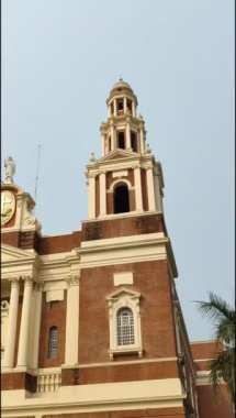 Connaught Place, Delhi, Hindistan 'daki Sacred Heart Katedrali. Orta Delhi' deki Katedral Kilisesi 'nin dışındaki güzel mimari manzara.