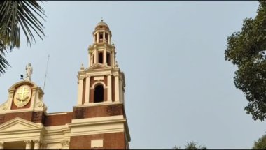 Connaught Place, Delhi, Hindistan 'daki Sacred Heart Katedrali. Orta Delhi' deki Katedral Kilisesi 'nin dışındaki güzel mimari manzara.