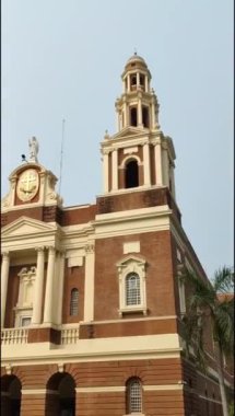 Connaught Place, Delhi, Hindistan 'daki Sacred Heart Katedrali. Orta Delhi' deki Katedral Kilisesi 'nin dışındaki güzel mimari manzara.