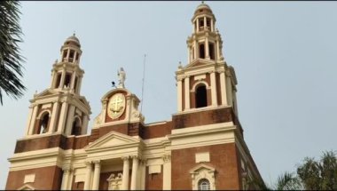 Connaught Place, Delhi, Hindistan 'daki Sacred Heart Katedrali. Orta Delhi' deki Katedral Kilisesi 'nin dışındaki güzel mimari manzara.