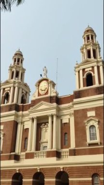 Connaught Place, Delhi, Hindistan 'daki Sacred Heart Katedrali. Orta Delhi' deki Katedral Kilisesi 'nin dışındaki güzel mimari manzara.