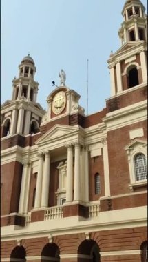Connaught Place, Delhi, Hindistan 'daki Sacred Heart Katedrali. Orta Delhi' deki Katedral Kilisesi 'nin dışındaki güzel mimari manzara.