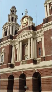 Connaught Place, Delhi, Hindistan 'daki Sacred Heart Katedrali. Orta Delhi' deki Katedral Kilisesi 'nin dışındaki güzel mimari manzara.