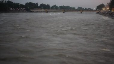 Ganga, Haridwar, Uttarakhand, Hindistan 'daki Har Ki Paudi' de görüldü. Ganga Nehri, Hindistan 'ın Ganj nehri üzerindeki Haridwar Vadisi' ndeki Hindular için en kutsal nehirdir.