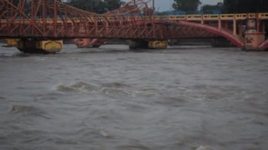 Ganga, Haridwar, Uttarakhand, Hindistan 'daki Har Ki Paudi' de görüldü. Ganga Nehri, Hindistan 'ın Ganj nehri üzerindeki Haridwar Vadisi' ndeki Hindular için en kutsal nehirdir.