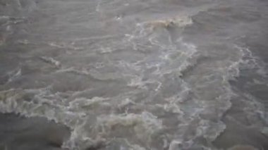 Ganga, Haridwar, Uttarakhand, Hindistan 'daki Har Ki Paudi' de görüldü. Ganga Nehri, Hindistan 'ın Ganj nehri üzerindeki Haridwar Vadisi' ndeki Hindular için en kutsal nehirdir.