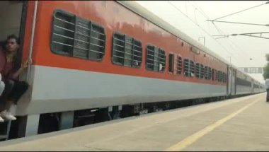 Delhi, Hindistan, 02 Kasım 2024 - Anand Vihar tren istasyonundan kalkan Hint ekspresi sabah saatlerinde, Delhi tren istasyonunda Renkli Ekspres tren