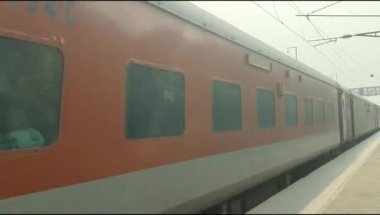 Delhi, Hindistan, 02 Kasım 2024 - Anand Vihar tren istasyonundan kalkan Hint ekspresi sabah saatlerinde, Delhi tren istasyonunda Renkli Ekspres tren