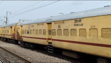 Delhi, Hindistan, 02 Kasım 2024 - Anand Vihar tren istasyonundan kalkan Hint ekspresi sabah saatlerinde, Delhi tren istasyonunda Renkli Ekspres tren