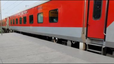 Delhi, Hindistan, 02 Kasım 2024 - Anand Vihar tren istasyonundan kalkan Hint ekspresi sabah saatlerinde, Delhi tren istasyonunda Renkli Ekspres tren