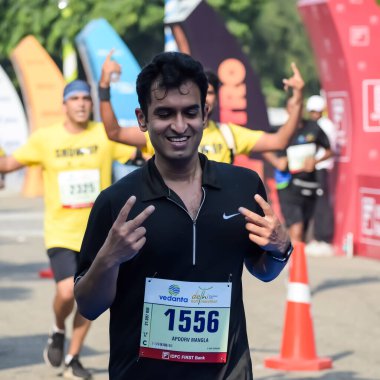 Yeni Delhi, Hindistan - 20 Ekim 2024 - Bitmek üzere olan maraton katılımcılarının bitiş çizgisini geçmek üzere olan Delhi Yarı Maratonu 2024