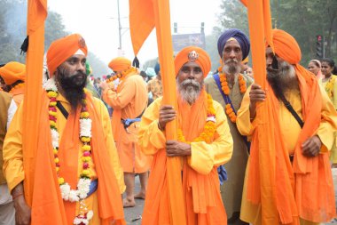 Delhi, Hindistan, 17 Kasım 2024 - Doğu Delhi bölgesinde Guru Nanak Dev, Nagar Kirtan 'ın doğum günü dolayısıyla geleneksel Nagar Kirtan, geleneksel Nagar geçit töreninde Sihler gatka ve dövüş sanatlarını sergiliyor