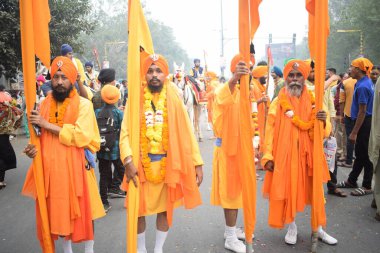 Delhi, Hindistan, 17 Kasım 2024 - Doğu Delhi bölgesinde Guru Nanak Dev, Nagar Kirtan 'ın doğum günü dolayısıyla geleneksel Nagar Kirtan, geleneksel Nagar geçit töreninde Sihler gatka ve dövüş sanatlarını sergiliyor