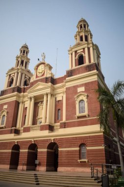 Connaught Place, Delhi, Hindistan 'daki Sacred Heart Katedrali. Orta Delhi' deki Katedral Kilisesi 'nin dışındaki güzel mimari manzara.
