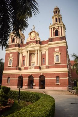 Connaught Place, Delhi, Hindistan 'daki Sacred Heart Katedrali. Orta Delhi' deki Katedral Kilisesi 'nin dışındaki güzel mimari manzara.