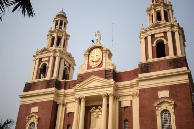 Connaught Place, Delhi, Hindistan 'daki Sacred Heart Katedrali. Orta Delhi' deki Katedral Kilisesi 'nin dışındaki güzel mimari manzara.