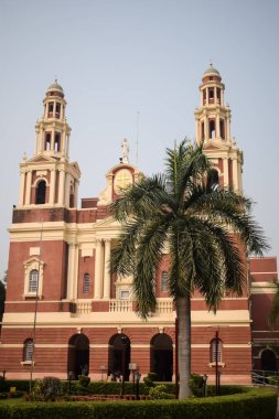 Connaught Place, Delhi, Hindistan 'daki Sacred Heart Katedrali. Orta Delhi' deki Katedral Kilisesi 'nin dışındaki güzel mimari manzara.