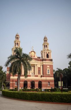 Connaught Place, Delhi, Hindistan 'daki Sacred Heart Katedrali. Orta Delhi' deki Katedral Kilisesi 'nin dışındaki güzel mimari manzara.