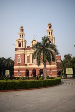 Connaught Place, Delhi, Hindistan 'daki Sacred Heart Katedrali. Orta Delhi' deki Katedral Kilisesi 'nin dışındaki güzel mimari manzara.