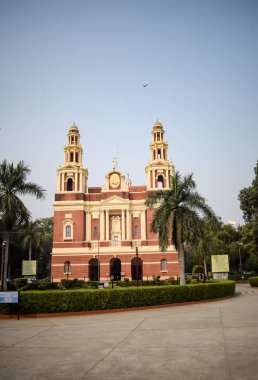 Connaught Place, Delhi, Hindistan 'daki Sacred Heart Katedrali. Orta Delhi' deki Katedral Kilisesi 'nin dışındaki güzel mimari manzara.