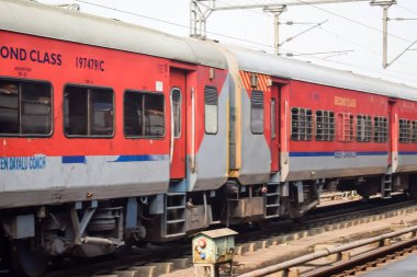 Delhi, Hindistan, 02 Kasım 2024 - Anand Vihar tren istasyonundan kalkan Hint ekspresi sabah saatlerinde, Delhi tren istasyonunda Renkli Ekspres tren