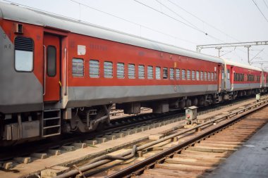 Delhi, Hindistan, 02 Kasım 2024 - Anand Vihar tren istasyonundan kalkan Hint ekspresi sabah saatlerinde, Delhi tren istasyonunda Renkli Ekspres tren