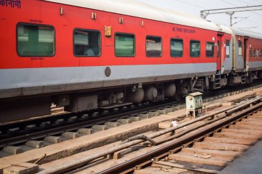 Delhi, Hindistan, 02 Kasım 2024 - Anand Vihar tren istasyonundan kalkan Hint ekspresi sabah saatlerinde, Delhi tren istasyonunda Renkli Ekspres tren