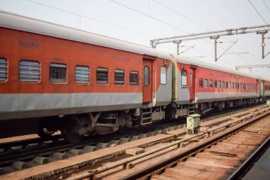 Delhi, Hindistan, 02 Kasım 2024 - Anand Vihar tren istasyonundan kalkan Hint ekspresi sabah saatlerinde, Delhi tren istasyonunda Renkli Ekspres tren
