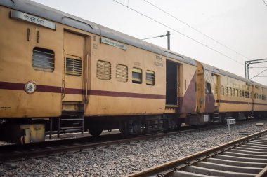 Delhi, Hindistan, 02 Kasım 2024 - Anand Vihar tren istasyonundan kalkan Hint ekspresi sabah saatlerinde, Delhi tren istasyonunda Renkli Ekspres tren