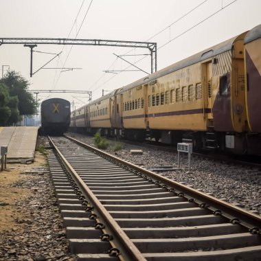 Delhi, Hindistan, 02 Kasım 2024 - Anand Vihar tren istasyonundan kalkan Hint ekspresi sabah saatlerinde, Delhi tren istasyonunda Renkli Ekspres tren