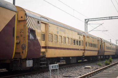 Delhi, Hindistan, 02 Kasım 2024 - Anand Vihar tren istasyonundan kalkan Hint ekspresi sabah saatlerinde, Delhi tren istasyonunda Renkli Ekspres tren