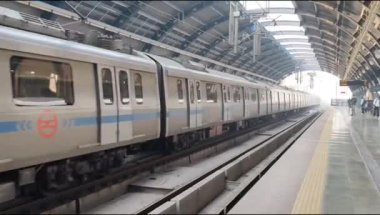 Yeni Delhi, Hindistan, 12 Ağustos 2024 - Delhi treni Yeni Delhi, Hindistan, Asya 'daki Jhandewalan metro istasyonuna varıyor.