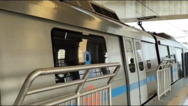 Yeni Delhi, Hindistan, 12 Ağustos 2024 - Delhi treni Yeni Delhi, Hindistan, Asya 'daki Jhandewalan metro istasyonuna varıyor.