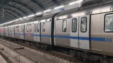 Yeni Delhi, Hindistan, 12 Ağustos 2024 - Delhi treni Yeni Delhi, Hindistan, Asya 'daki Jhandewalan metro istasyonuna varıyor.