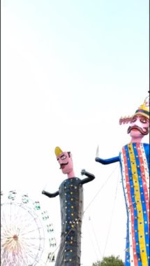 Dussehra festivali sırasında Dussehra 'da, Hindistan, Delhi' de Ramleela 'da, Ravana' nın büyük heykeli, Dussera Fuarı sırasında, Lord Rama 'nın zaferini kutlamak için ateşlendi.