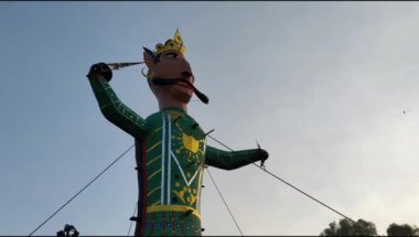 Dussehra festivali sırasında Dussehra 'da, Hindistan, Delhi' de Ramleela 'da, Ravana' nın büyük heykeli, Dussera Fuarı sırasında, Lord Rama 'nın zaferini kutlamak için ateşlendi.