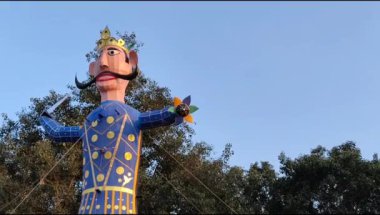 Dussehra festivali sırasında Dussehra 'da, Hindistan, Delhi' de Ramleela 'da, Ravana' nın büyük heykeli, Dussera Fuarı sırasında, Lord Rama 'nın zaferini kutlamak için ateşlendi.