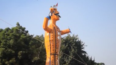 Dussehra festivali sırasında Dussehra 'da, Hindistan, Delhi' de Ramleela 'da, Ravana' nın büyük heykeli, Dussera Fuarı sırasında, Lord Rama 'nın zaferini kutlamak için ateşlendi.