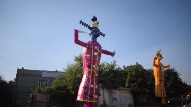 Dussehra festivali sırasında Dussehra 'da, Hindistan, Delhi' de Ramleela 'da, Ravana' nın büyük heykeli, Dussera Fuarı sırasında, Lord Rama 'nın zaferini kutlamak için ateşlendi.