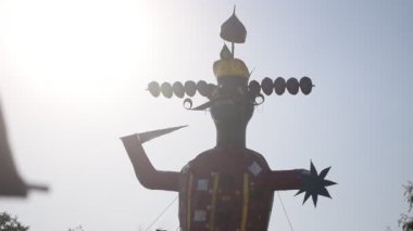Dussehra festivali sırasında Dussehra 'da, Hindistan, Delhi' de Ramleela 'da, Ravana' nın büyük heykeli, Dussera Fuarı sırasında, Lord Rama 'nın zaferini kutlamak için ateşlendi.